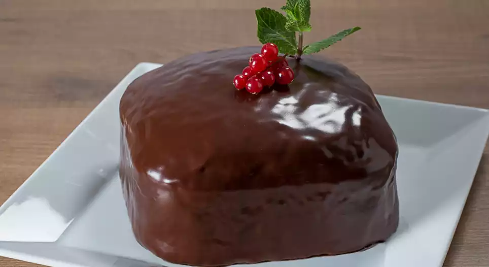 Un cestino di ciliege: Torta al Cioccolato Speziata Farcita con Crema ai  Lamponi