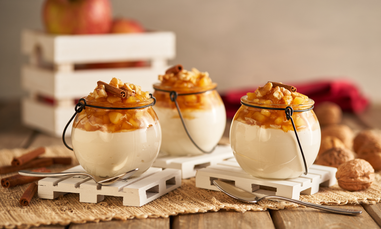 Crema di yogurt con mele caramellate