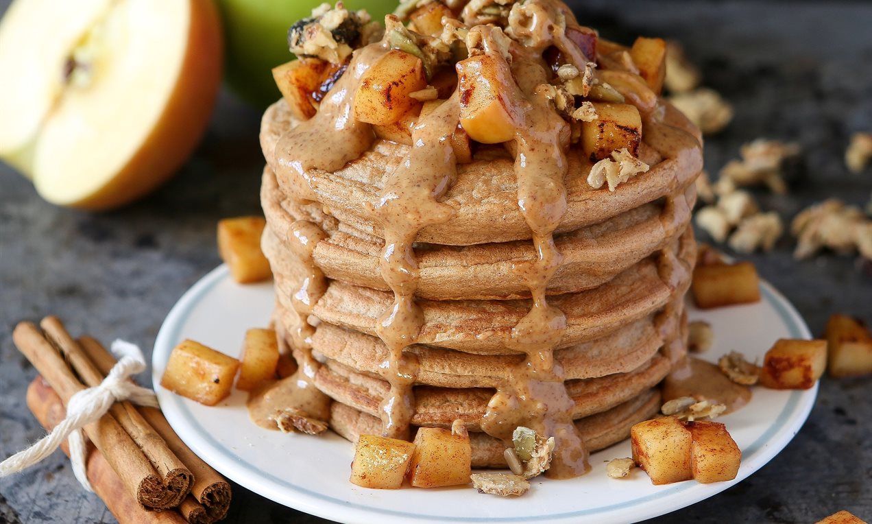 Pancakes proteici al cacao con mele e noci Ricette