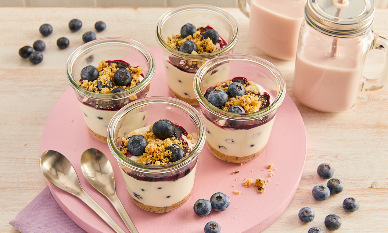 Torta Yogurt in bicchiere con kefir e mirtilli