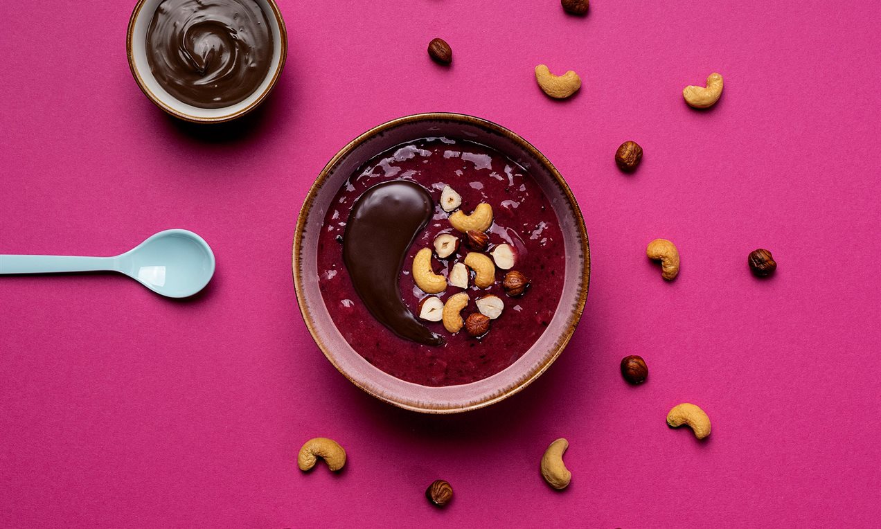 Bowl al cioccolato con soia e confettura