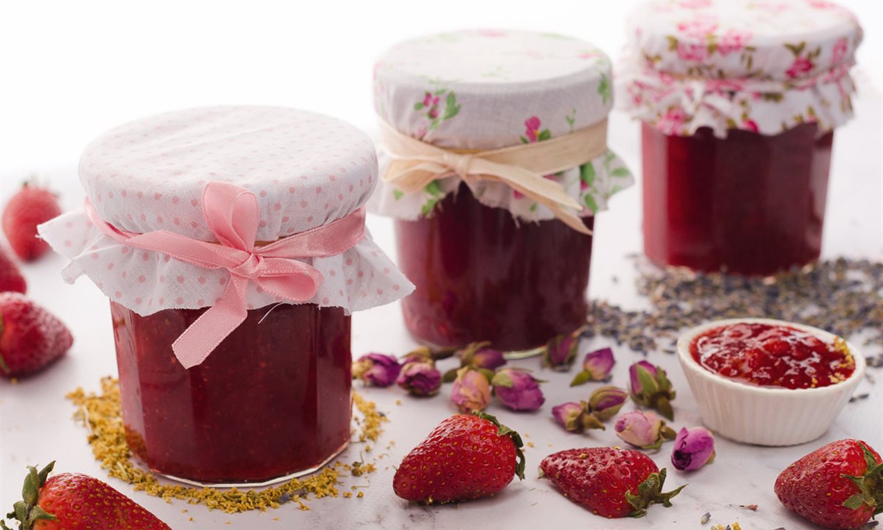 Confettura di fragole aromatizzata con fiori di sambuco, fiori di rosa e fiori di lavanda